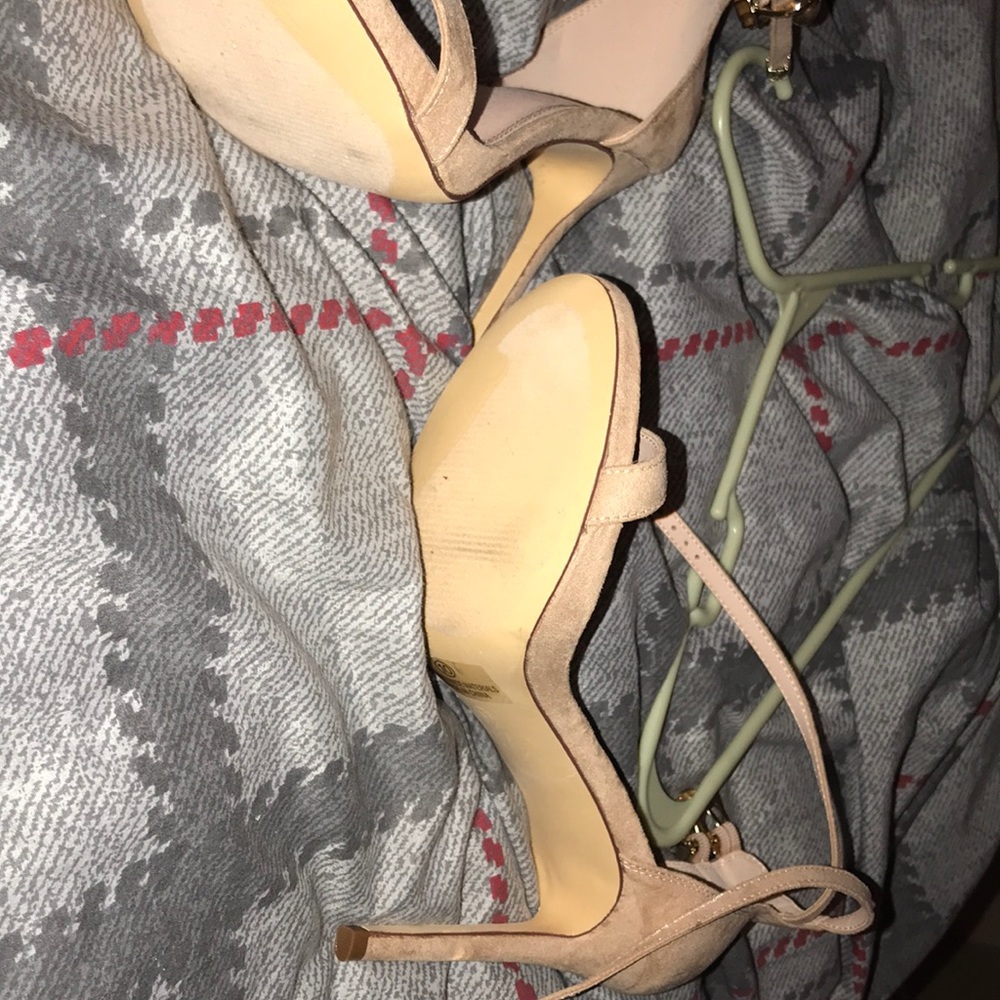 Heels - Picture 3 of 3